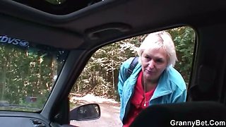 Hitchhiking granny fucked in the car