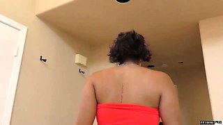 PAWG in yoga pants Valentina Jewels gives a rimjob and gets her cunt banged