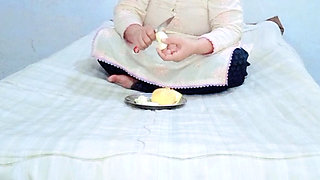 Cutting the fruit and eating the fruit my aunty fruit khati hoi aunty ky sht mazay liye