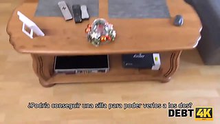 Debt4k. esposa cachonda engaña a su marido por dinero en efectivo delante de él