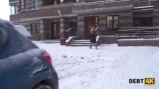 Debt4k. la bella ragazza rose naughty compra un televisore enorme ma non può pagarlo