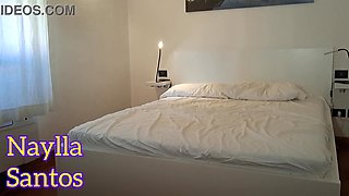 Ruivinha na cama se exibindo