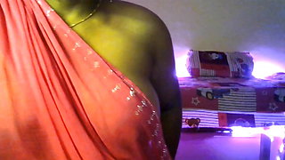 Desi sexy bhabhi took off her bra and wore saree and showed off her boobs with fun.