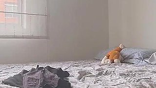 Dos Chicas Poniendose Su Ropa Del Gym, Tocandose Y Mostrando Sus Culos Hasta El Orgasmo