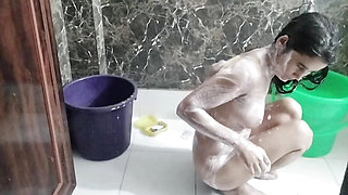 Muslim girlfriend made bathroom MMS video