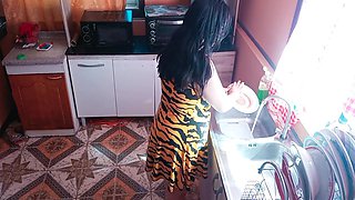 Taking Advantage Of The Fact That We Are Alone, I Fuck My Stepmother In The Kitchen, She Is Very Sexy