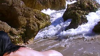 He takes his brunette to the beach to fuck