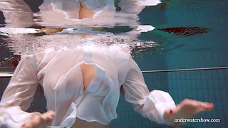 Some good ass flashing show right underwater by amateur cutie