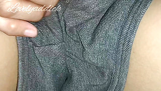 Naglaro ang aunty habang  naghihintay sa asawa.