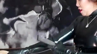 Latex Dominatrix fisting session