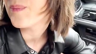 nepha tire une pipe dans la voiture sur une aire de repos