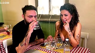 Moglie Italiana Scopa Al Ristorante E Poi Tradisce Con Il Suo Primo Bbc E In Un Orgia With Little Maly And Diana Zilli