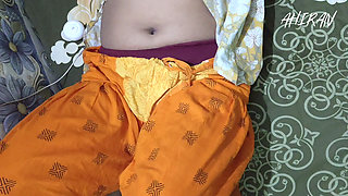 GIRL REVIEW HER BELLY NAVI AND BOOBS. INDIAN GIRL PORN.