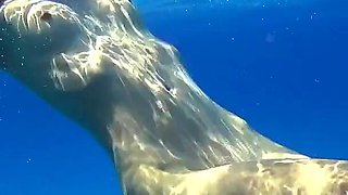 Stunning Girl Swims Nude on Public Beach