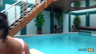 Hunt4k. hunter picked up tart anna rose for nice porn in personal pool