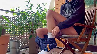 After a long hard day relaxing in my on my balcony i was horny as fuck i smoke and jerk