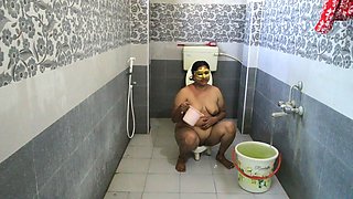 Horny Big Boobs Desi Aunty Taking Shower