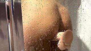 Hot girl soloing, wanking in the bathroom with a cascading