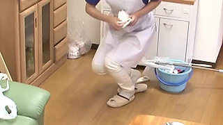 Even if He Has a Broken Arm, This Lucky Man Knows How to Properly a Nurse.