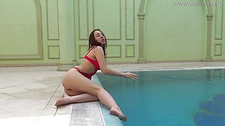 Nice Lina Mercury and Mercury - very hot brunette dirt - Underwater Show