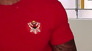 BBW Trapped in the Closet, the Experienced Rescuer Gave Attention