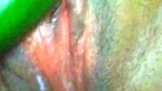 Sexy video cucumber inside Desi aunty pussy cum