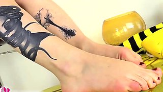 Hot cosplayer shows feet in bee costume