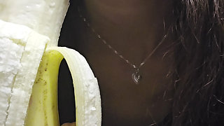 This is how to suck a banana erotically🤭