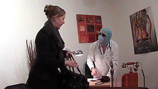 Une patiente se fait fister la chatte chez son gyneco