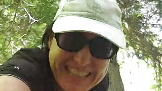 Milf Julie spritzt im Wald draussen
