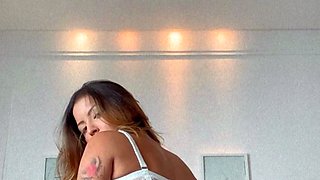 Babe With Big Boobs Masturbates