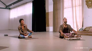 HARDWERK Yoga hump with Ana B