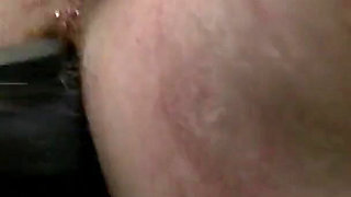 Lady Sadista und Helferin: Dominatrix anal fucks male slave