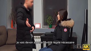 Un Mec Sort Une Bite Dure Dun Pantalon Pour Punir Le Ravissant Debiteur 10 Min With Monica Wet