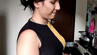 DESI BHABHI IN SAREE SULTRY - Housewives