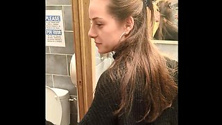 une pipe dans les wc aprés le diner