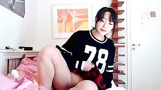 Webcam petite korean masturbating solo