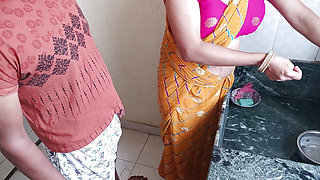 Kaamwali Naughty Married Step Daughter Fucked in Kitchen While She Was Washing Dishes