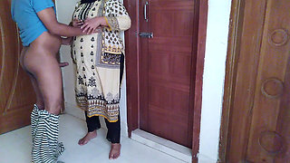 Gujarati Sexy Aunty Fucking the Bra Seller Inside the House!