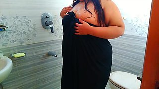 Saudi Muslim Big Tits & Big Ass Sexy 35yo Aunty with Neighbor 19yo Guy Softcor Fucking While Showering in Bathroom