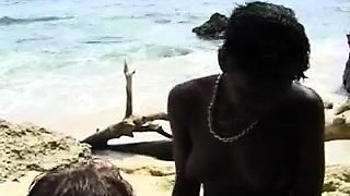 Africana Follando En La Playa Le Encanta Cabalgar Verga