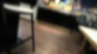 il se fait sucer par une jolie nana dans les wc de l aeroport
