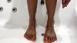 glossy toes in tub