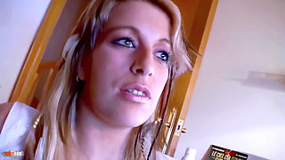 Tigra: Quick Little Interview in French with the Beautiful Blonde MILF Tigra