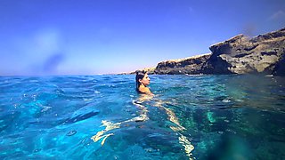Stunning Girl Swims Nude on Public Beach