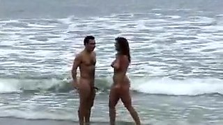 Une femme pulpeuse baisée par son mari à la plage par mauvais temps