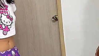 Sorprendo a Mi Timida Hermanastra En Mi Cuarto Y Le Doy La Follada De Su Vida.