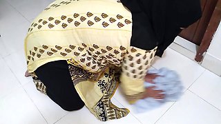 Big Ass & Huge Boobs Hijabi Maid Fucked by Owner When She Cleaning His Bedroom