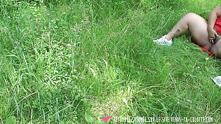 Vends-ta-culotte - French BBW amateur shows off and masturbates in nature