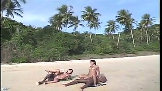 Sexo e areia com duas putinhas novinhas